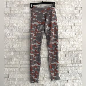 NWOT Aurum Leggings XS Yoga Pants Herringbone Grey White Orange Retails $150